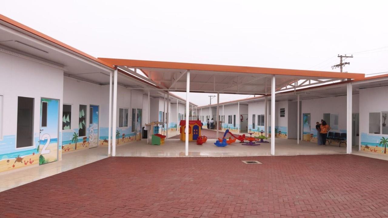 Pátio de escola construído com sistema modular